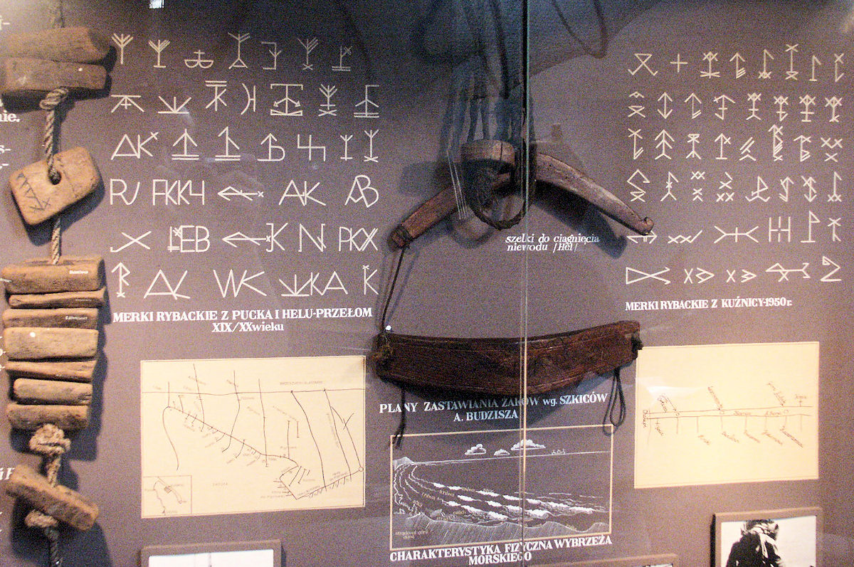 Tafel über Fischermarken im Heimatmuseum auf Hela